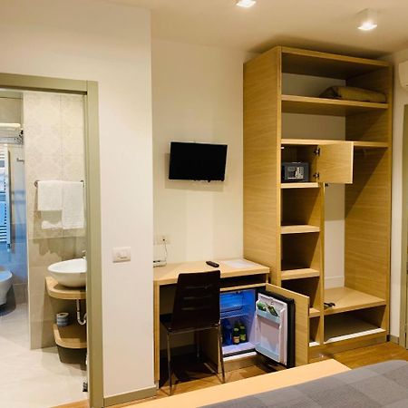 Hotel Liane Riccione Bagian luar foto