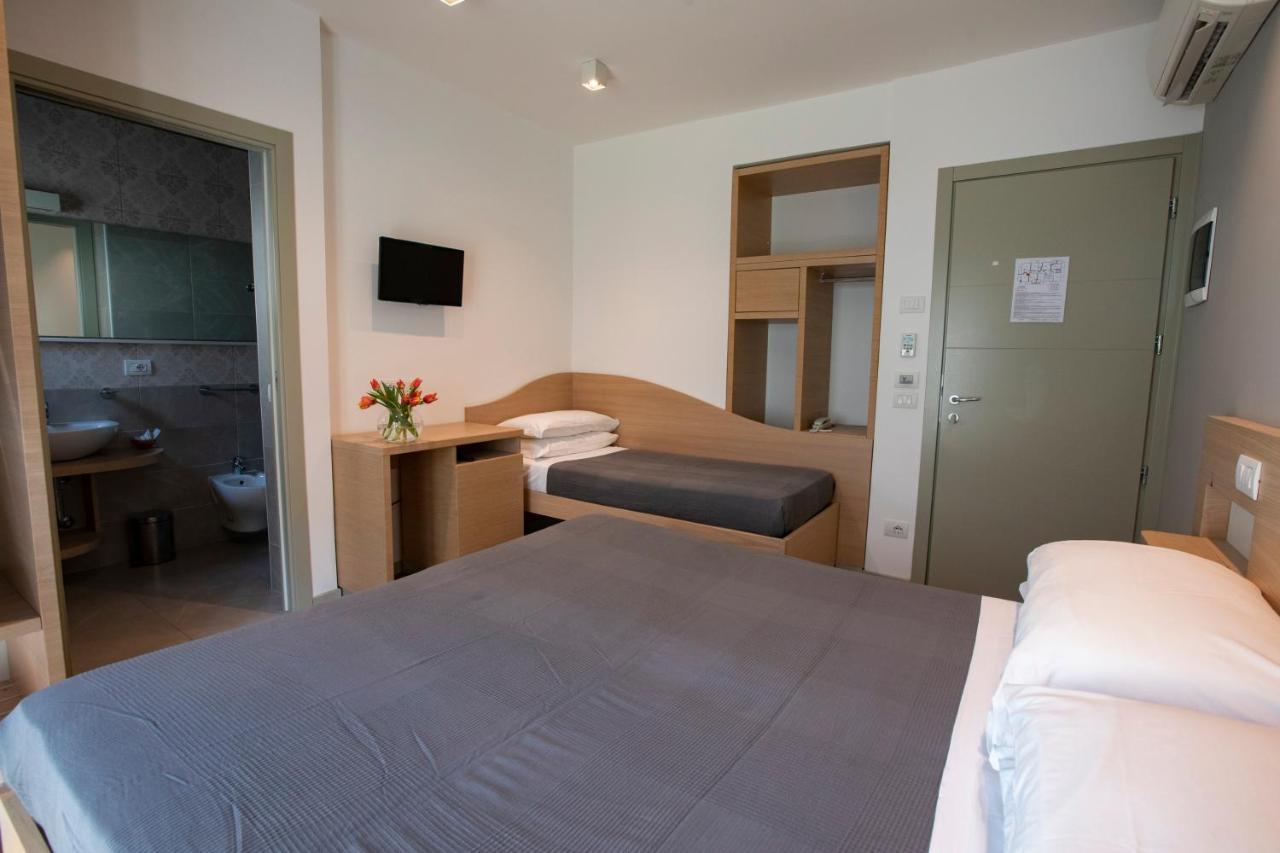 Hotel Liane Riccione Bagian luar foto