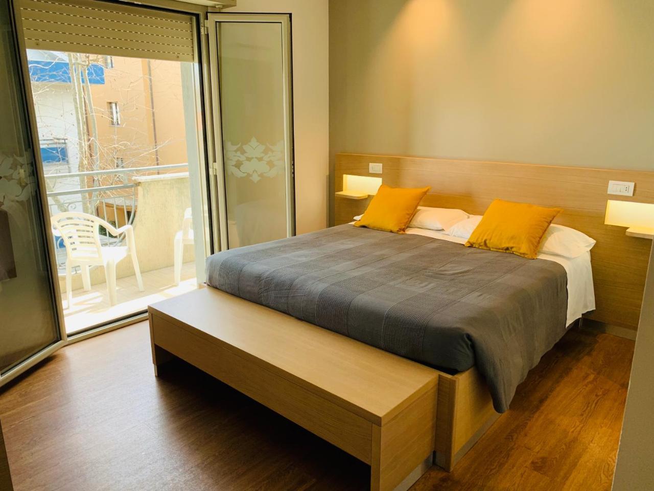 Hotel Liane Riccione Bagian luar foto