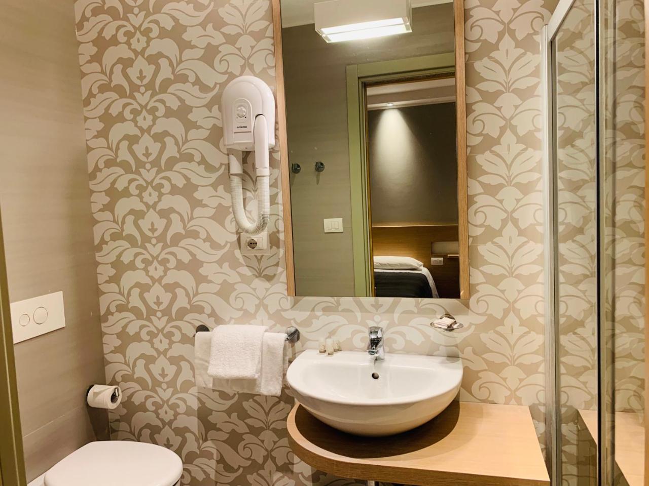 Hotel Liane Riccione Bagian luar foto