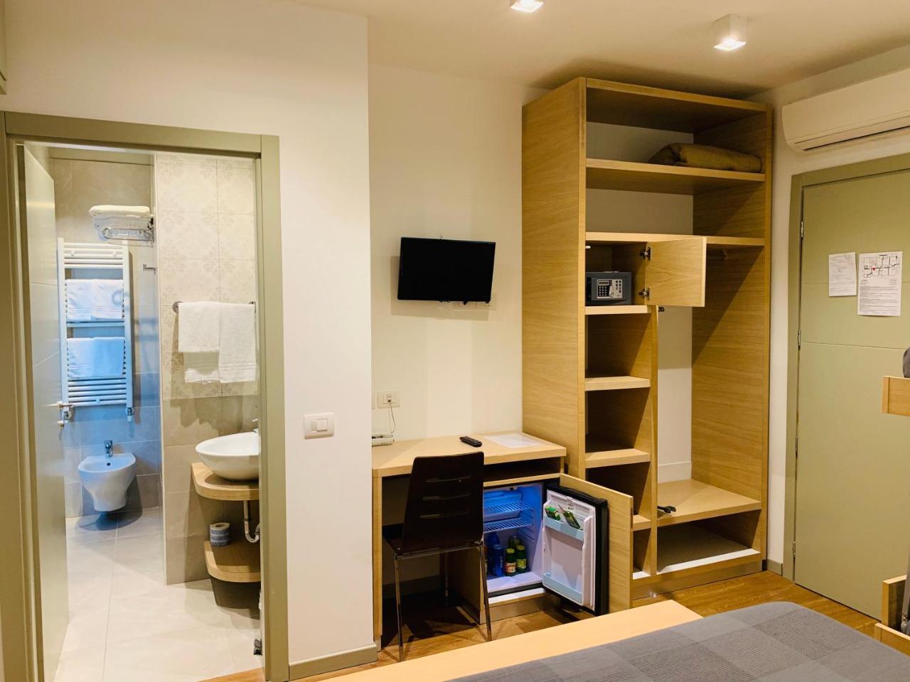 Hotel Liane Riccione Bagian luar foto