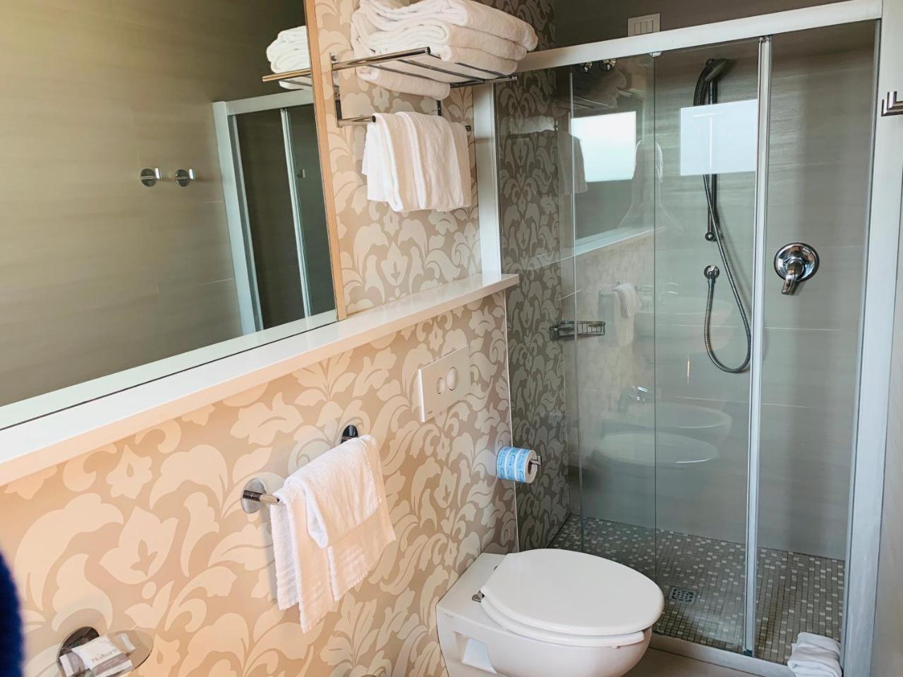 Hotel Liane Riccione Bagian luar foto