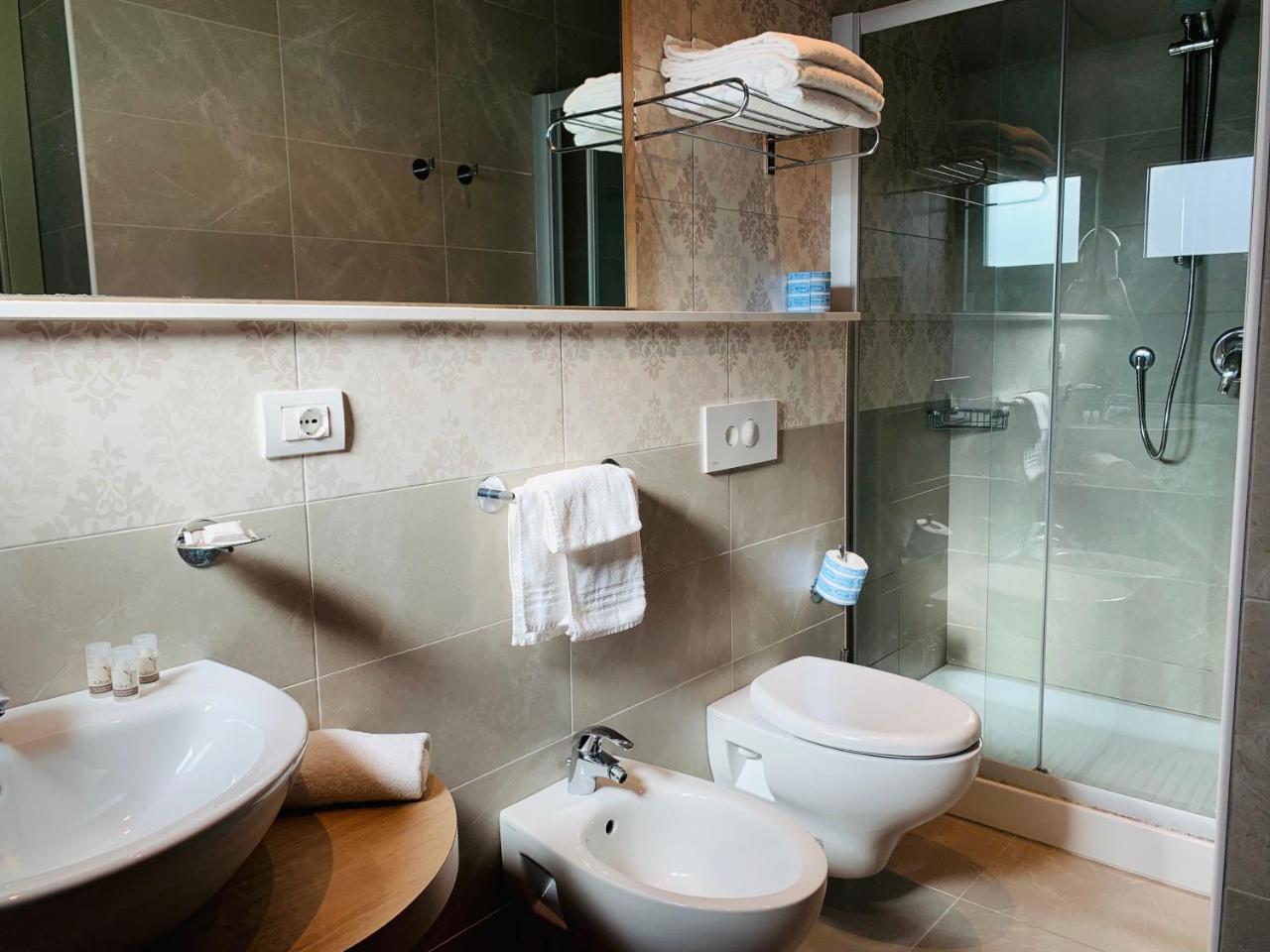 Hotel Liane Riccione Bagian luar foto