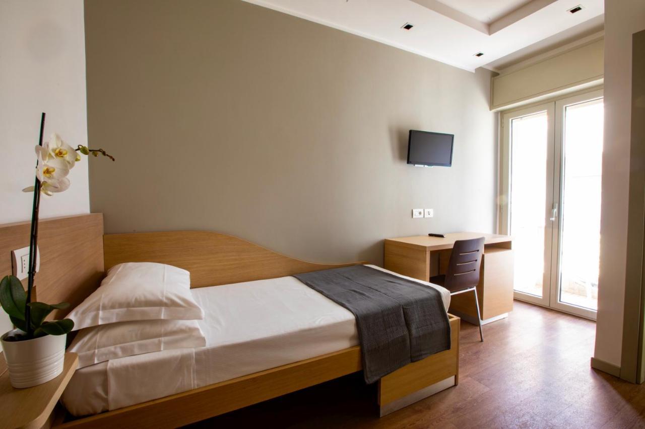 Hotel Liane Riccione Bagian luar foto
