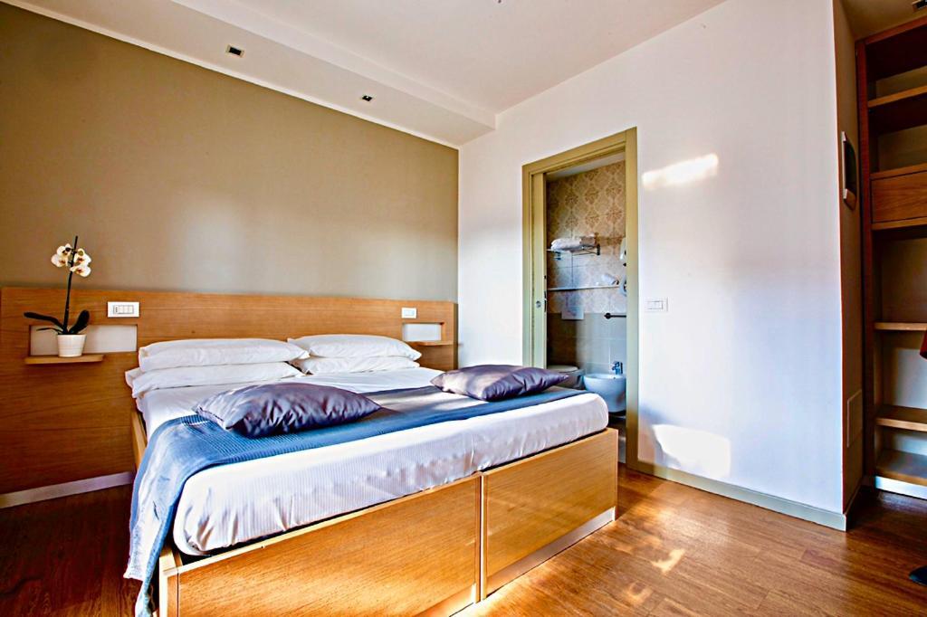 Hotel Liane Riccione Bagian luar foto